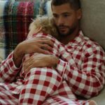 Hillary Vanderosieren Instagram - Joyeux Noël 🎅🎄❤️ Hier j’ai vue pour la première fois mon fils Milo se rendre compte que le père noël existe.. les yeux plein de bonheur.. il était émerveillé et sur un petit nuage ☁️ Matteo cette année a vécu un vrai noël 🥹 l’année dernière il était très petit et malade ❤️‍🩹 Cette année on a pu vraiment profiter .. mes enfants sont devenu fan de la période de noël pour mon plus grand bonheur. Merci Papa Noël ❤️