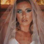 Hillary Vanderosieren Instagram - Mme Bonamy 👰‍♀️💀 Petit clin d’œil à mon mariage 😱🎃❤️ Make up : @beauty_sahoumtie_mua Hair : @shad.hair