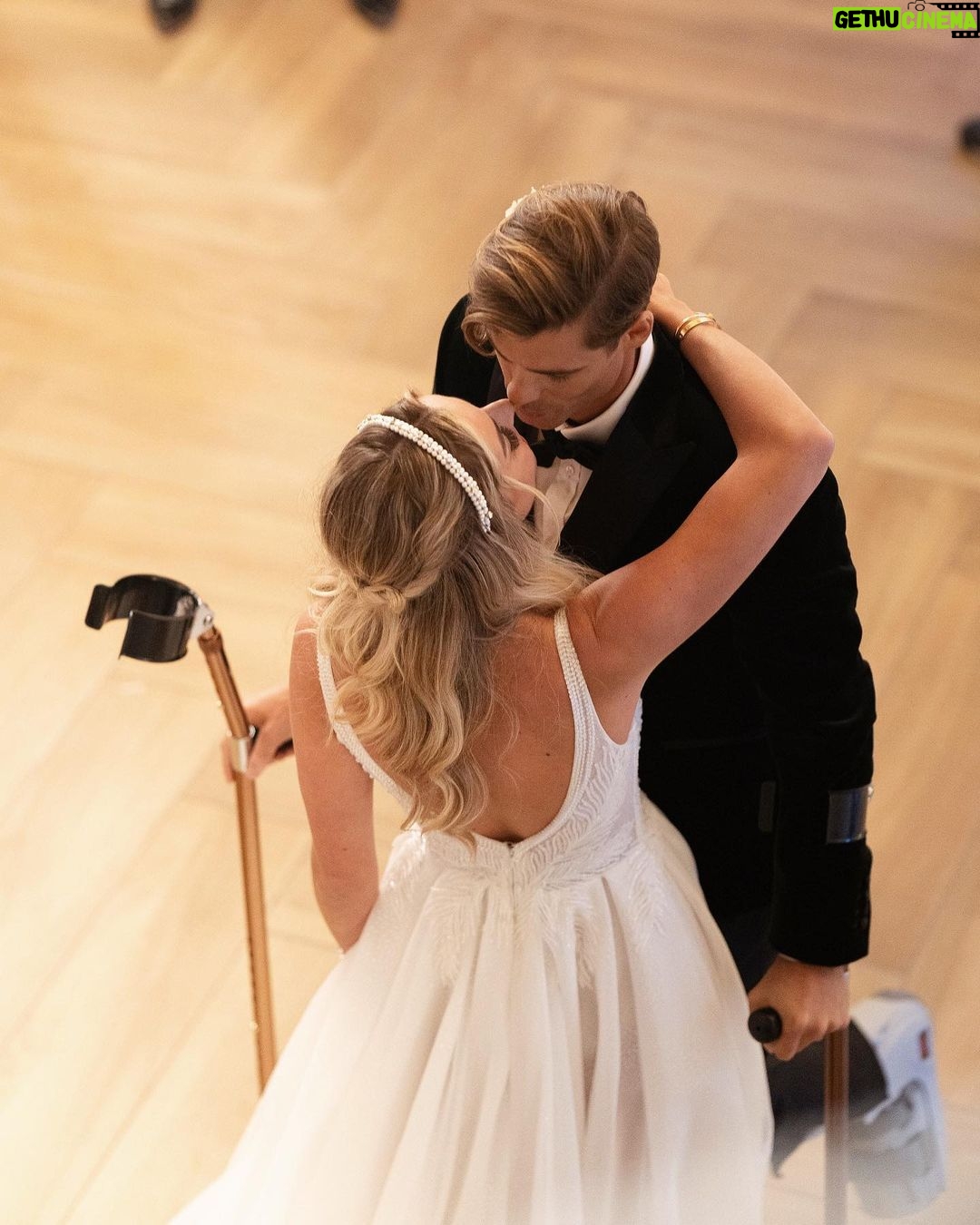 Hillary Vanderosieren Instagram - Hâte de vous dévoiler mon mariage en intégralité très prochainement 🤩 Une enooooooorme surprise a vous dévoiler 😍 Wedding planner : @melissawilpotte Photographe : @cesarem.photography