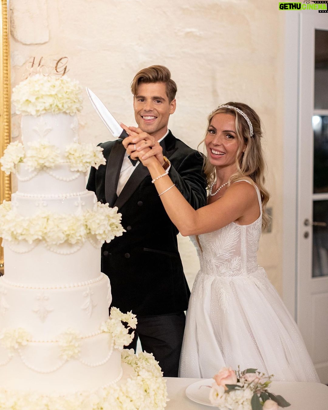 Hillary Vanderosieren Instagram - Hâte de vous dévoiler mon mariage en intégralité très prochainement 🤩 Une enooooooorme surprise a vous dévoiler 😍 Wedding planner : @melissawilpotte Photographe : @cesarem.photography