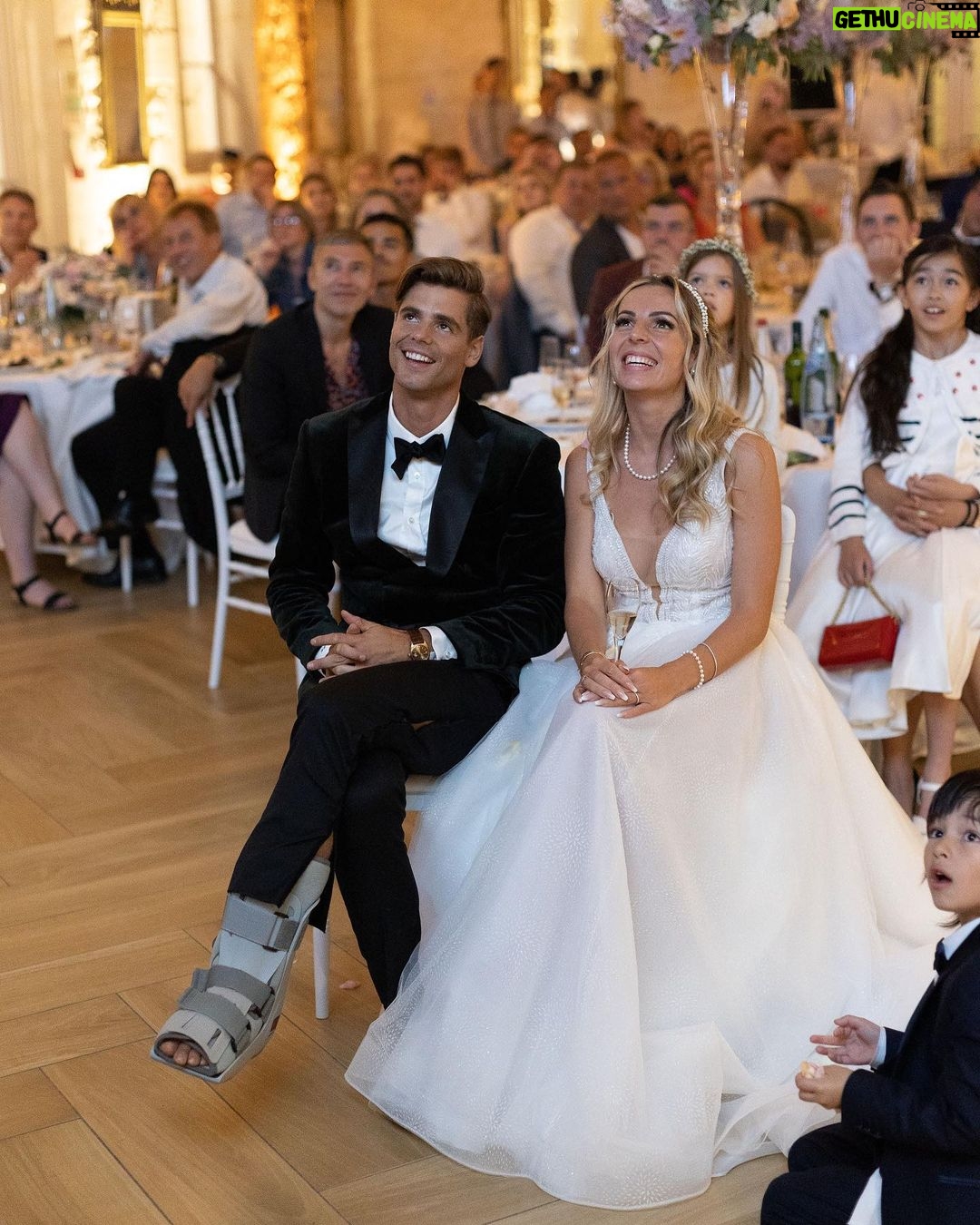 Hillary Vanderosieren Instagram - Hâte de vous dévoiler mon mariage en intégralité très prochainement 🤩 Une enooooooorme surprise a vous dévoiler 😍 Wedding planner : @melissawilpotte Photographe : @cesarem.photography