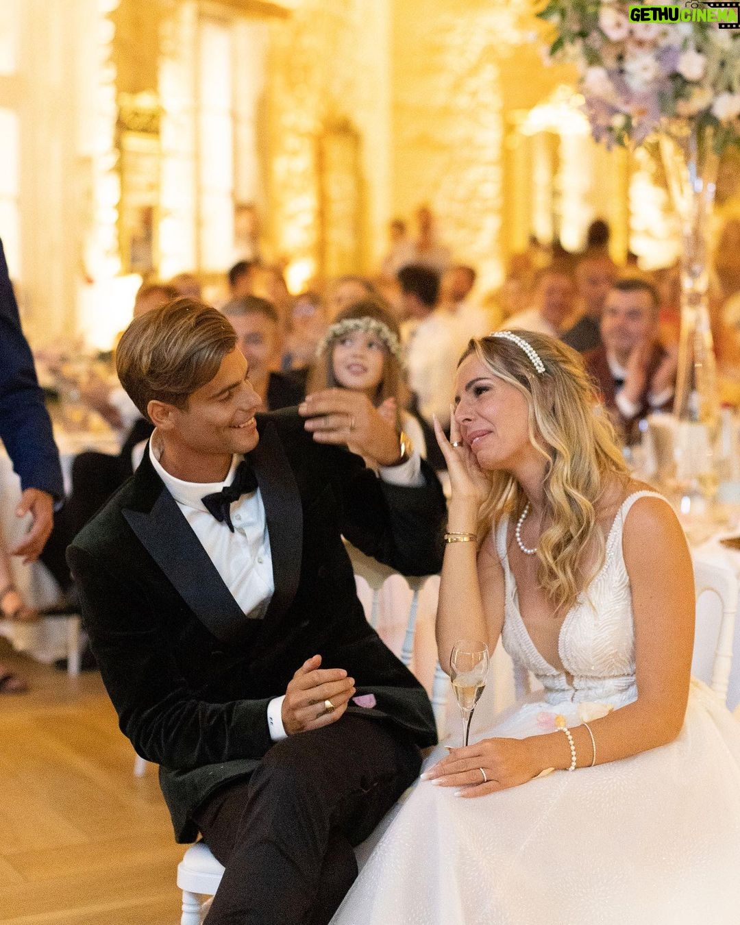Hillary Vanderosieren Instagram - Hâte de vous dévoiler mon mariage en intégralité très prochainement 🤩 Une enooooooorme surprise a vous dévoiler 😍 Wedding planner : @melissawilpotte Photographe : @cesarem.photography