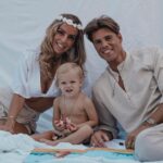 Hillary Vanderosieren Instagram - C’était nos 4 ans mais aussi ton accident.. 😰 une histoire qui a de nouveau chamboulé nos vies. Te voilà de retour à la maison pour le plus grand bonheur de toute la famille. Dans notre malheur tu as eu de la chance 🙏🏼 Mais bravo à toi super papa d’avoir sauvé notre petit chien 🐶 Notre mariage est dans quelques jours … nous sommes pas sûr de la suite des événements … allons nous pouvoir prendre l’avion … allons nous pouvoir assister à notre mariage 💒🙏🏼 rendez-vous lundi pour les résultats des docteurs. Une année particulière pour nous mais on reste fort et soudé 🫶🏼 l’essentiel c’est qu’on soit tous là aujourd’hui à se battre tous ensemble 🙏🏼