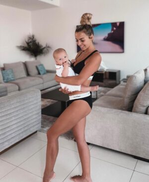 Hillary Vanderosieren Instagram - Joyeux 6 mois mon fils.
Swipe pour découvrir notre photo 💘

Mon guerrier, ma vie pour qui je me battrais éternellement ! 
Déjà 1/2 année … que le temps passe vite 🥹 mais ta présence n’est que du bonheur. 
Merci pour cette joie de vivre, merci pour ton humeur, merci pour tes sourires .. merci pour tout Matteo ❤️‍🩹

On est passé par des caps difficiles.. des moments compliqués.. des émotions qu’avec ton papa on avait jamais vécu. 

Aujourd’hui te voir sourire c’est notre force, c’est la preuve qu’en se battant dans la vie on y arrive. 
Merci mon guerrier, merci mon Warrior, merci mon bonheur.

Je t’aime mon boy 👶🏼 💙