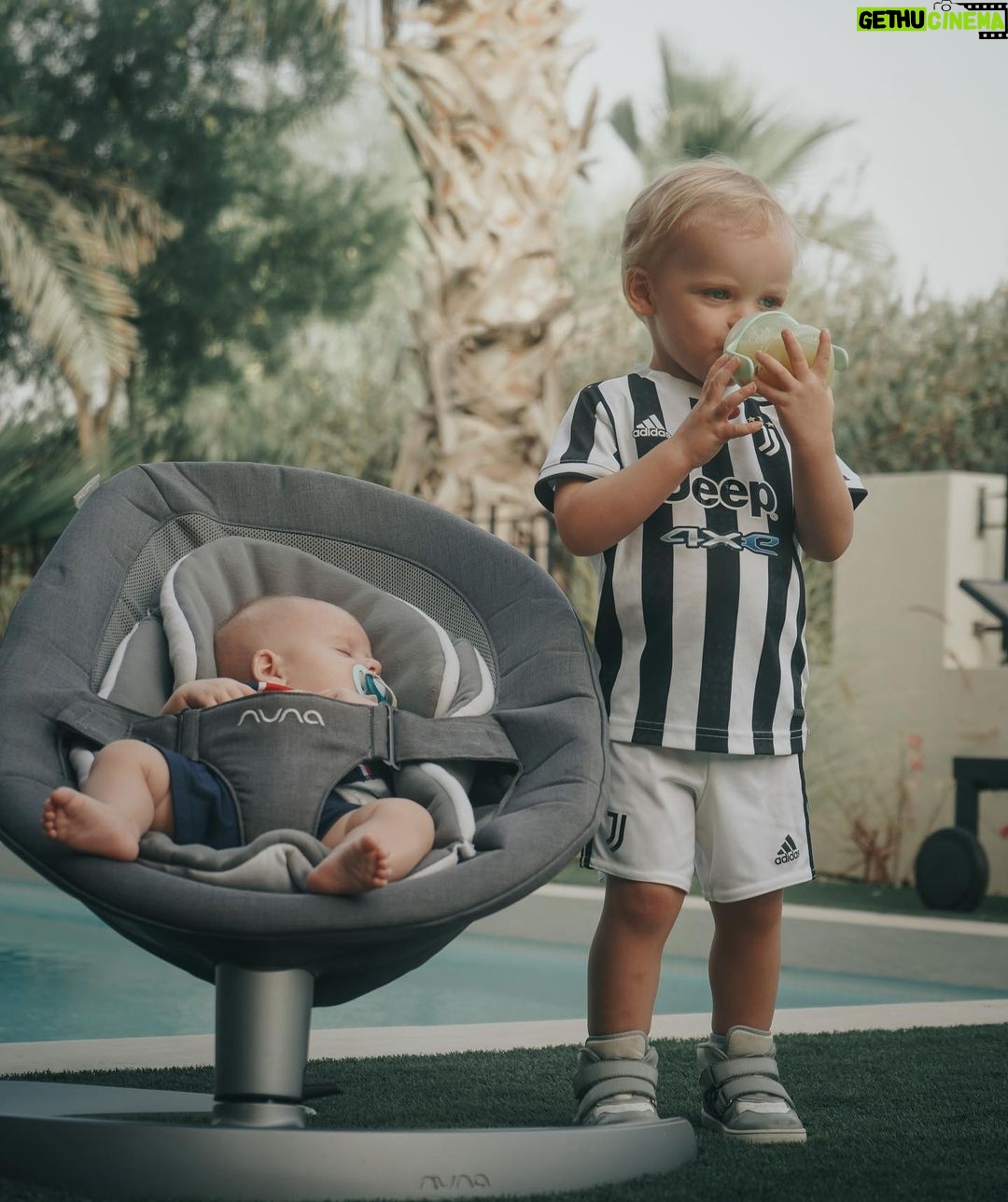 Hillary Vanderosieren Instagram - 4 mois mon amour 💙 Pour cette super occasion nous vous offrons 1 Transat leaf grow de @nuna_france Le même que Matteo 💙 Pour participer : - abonnez vous au compte @nuna_france - identifier deux amis sur la photo - partager cette photo dans votre story Je vous avoue qu’il est trop biiiiien dedans, et milo avait le même quand il était bébé 👶🏼 J’aime trop. Bonne chance à tous 🍀