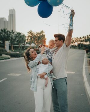 Hillary Vanderosieren Instagram - La famille Bonamy est bien rentré à la maison 🏡 on est trop heureux.

Matteo découvre sa maison et sa nouvelle vie. 
#HappyFamily