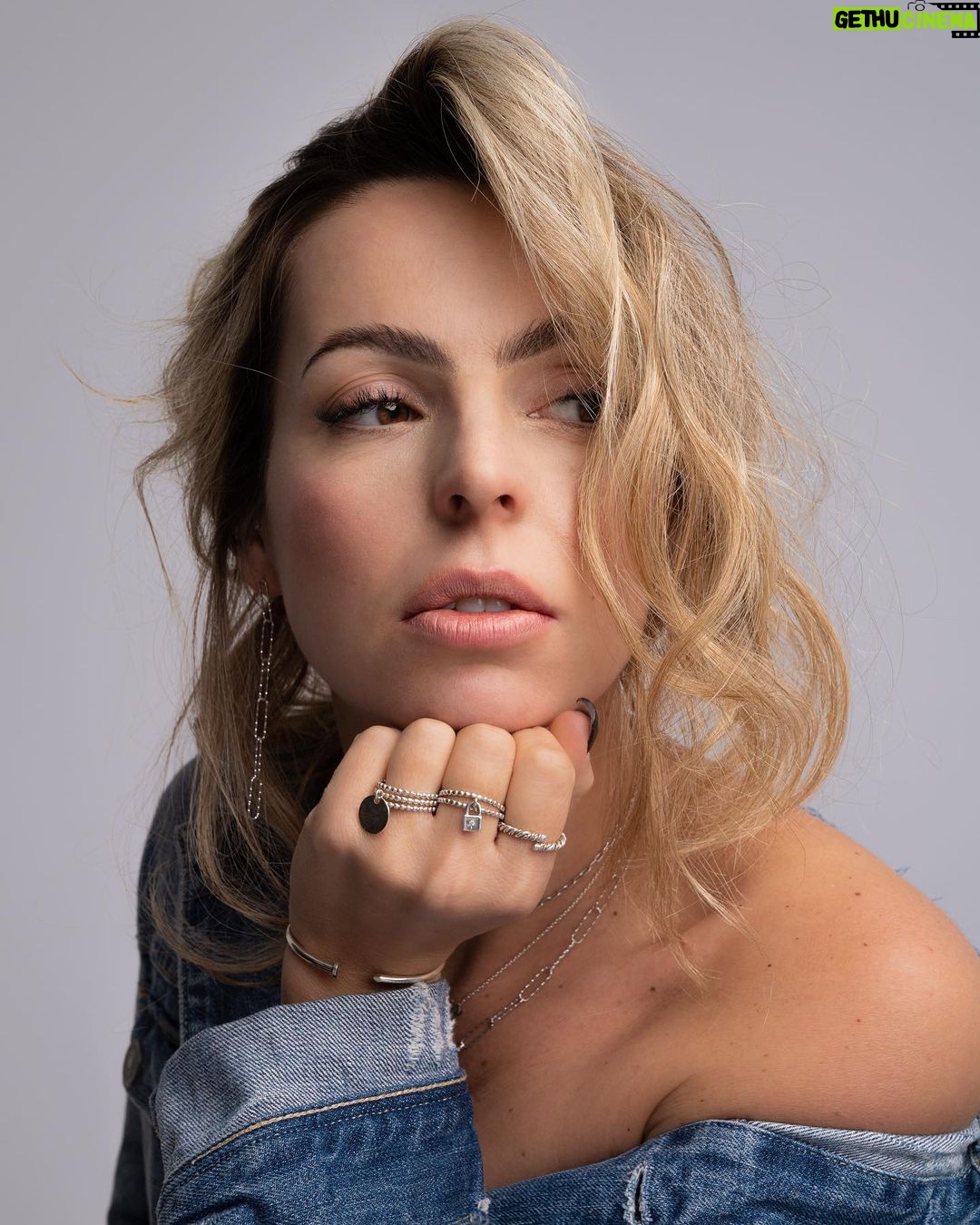 Hillary Vanderosieren Instagram - Prêtes pour la Saint Valentin 💝 ? Vous êtes en couple ou célibataire ? En route pour le mois de l’amour avec @lesfelines_ 💓 Une nouvelle campagne, des nouvelles photos … 🥰 Code : Valentine -20% ❤️🔥 Bordeaux, France