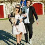Hillary Vanderosieren Instagram - 👶🏼👶🏼👱🏼‍♀️👱🏼‍♂️🐶 La 𝖿𝖺𝗆𝗂𝗅𝗅𝖾 v𝗈𝗎𝗌 𝗌𝗈𝗎𝗁𝖺𝗂𝗍𝖾 𝗎𝗇𝖾 𝗍𝗋𝖾̀𝗌 𝗁𝖾𝗎𝗋𝖾𝗎𝗌𝖾 𝖺𝗇𝗇𝖾́𝖾 🎈 𝖢𝗁𝖾𝖾𝗋𝗌 𝗍𝗈 𝗍𝗁𝖾 𝖭𝖾𝗐 𝖸𝖾𝖺𝗋! 𝖬𝖺𝗒 𝟤𝟢𝟤𝟤 𝖻𝖾 𝖺𝗇 𝖾𝗑𝗍𝗋𝖺𝗈𝗋𝖽𝗂𝗇𝖺𝗋𝗒 𝗈𝗇𝖾 🎆 Château Smith Haut Lafitte