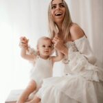 Hillary Vanderosieren Instagram - Ce sourire 😃 J’ai la chance d’avoir un fils plein de vie et qui me donne le sourire chaque jour. Le bonheur d’être maman 🥰