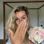 Hillary Vanderosieren Instagram - Noces de coton ☁️🤍 J’ai tellement à dire … Un mariage à notre identité .. un mariage qui nous a ressemblé .. une journée qui était remplie d’émotion. Aujourd’hui je me remémore beaucoup de souvenirs… j’aimerais revivre cette journée. 🥹 Nos familles, nos amis tous étaient réuni pour nous 🫶🏼 pour nous unir 🤍 Comme on le dit si bien lors d’un mariage 💒 “pour le meilleur et pour le pire” Le pire comme vous le savez est passé … et le meilleur nous sommes en train de le vivre chaque instant chaque minute et chaque seconde 🤍 Ce mariage était pourtant différent de ce qu’on imaginait dans nos rêves car Gio était en chaise roulante mais il était parfait quand même ❤️ Cet accident a été un bouleversement pour cet événement d’une vie.. une ouverture de bal qu’on avait répété tant de fois et qu’on a pas pu faire.. mais tout ça se sont que des détails car l’essentiel c’est qu’on l’a fait. 🙏🏼 Nous sommes uni depuis 1 an et pour bien tant d’année encore 🤍 A notre mariage éternel mon amour @gioboyparis 🤍 Je t’aime et je t’aimerai jusqu’à l’éternité ❤️