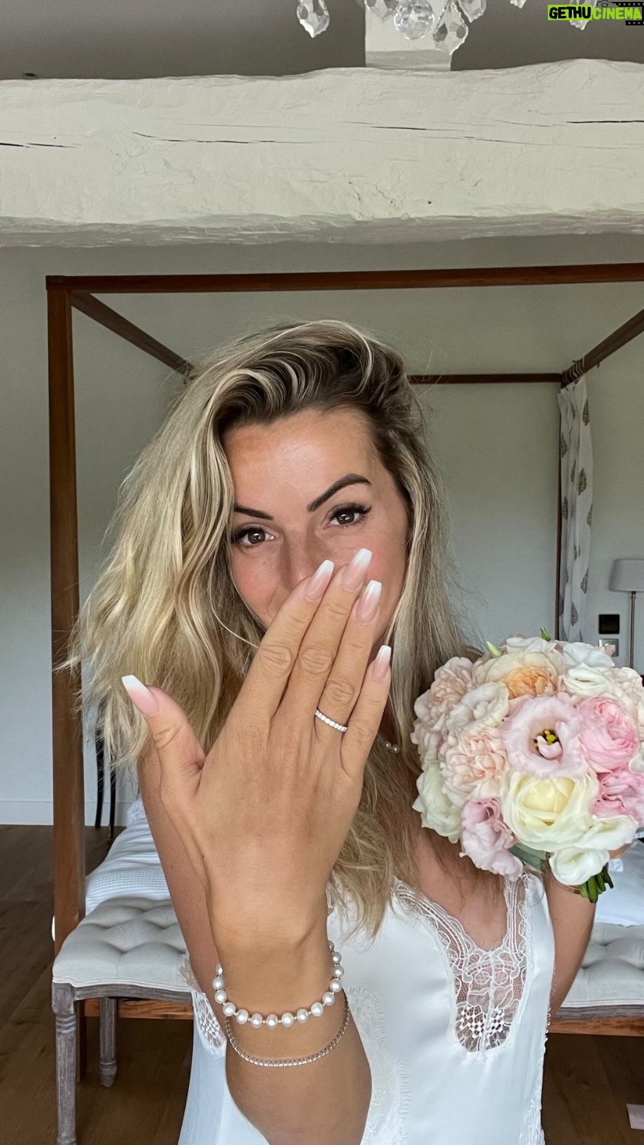 Hillary Vanderosieren Instagram - Noces de coton ☁️🤍 J’ai tellement à dire … Un mariage à notre identité .. un mariage qui nous a ressemblé .. une journée qui était remplie d’émotion. Aujourd’hui je me remémore beaucoup de souvenirs… j’aimerais revivre cette journée. 🥹 Nos familles, nos amis tous étaient réuni pour nous 🫶🏼 pour nous unir 🤍 Comme on le dit si bien lors d’un mariage 💒 “pour le meilleur et pour le pire” Le pire comme vous le savez est passé … et le meilleur nous sommes en train de le vivre chaque instant chaque minute et chaque seconde 🤍 Ce mariage était pourtant différent de ce qu’on imaginait dans nos rêves car Gio était en chaise roulante mais il était parfait quand même ❤️ Cet accident a été un bouleversement pour cet événement d’une vie.. une ouverture de bal qu’on avait répété tant de fois et qu’on a pas pu faire.. mais tout ça se sont que des détails car l’essentiel c’est qu’on l’a fait. 🙏🏼 Nous sommes uni depuis 1 an et pour bien tant d’année encore 🤍 A notre mariage éternel mon amour @gioboyparis 🤍 Je t’aime et je t’aimerai jusqu’à l’éternité ❤️