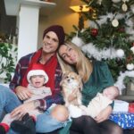 Hillary Vanderosieren Instagram - Joyeux réveillon de noël à tous ❤️🥰🎅 Merry Christmas 🎄🎅 Premier noël de Matteo 👶🏼 Ps : bébé milo n’était pas d’accord pour la photo 🤣 la vraie vie ^^