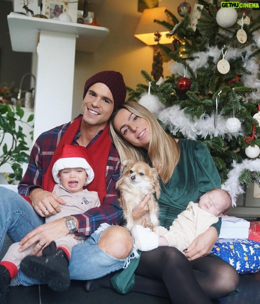Hillary Vanderosieren Instagram - Joyeux réveillon de noël à tous ❤️🥰🎅 Merry Christmas 🎄🎅 Premier noël de Matteo 👶🏼 Ps : bébé milo n’était pas d’accord pour la photo 🤣 la vraie vie ^^