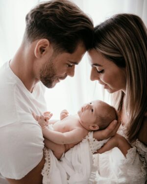 Hillary Vanderosieren Instagram - Notre Prince Matteo 👑 

Notre première photo en famille ❤️

📸 Merci @helinephotography pour ces photos incroyables 🤍