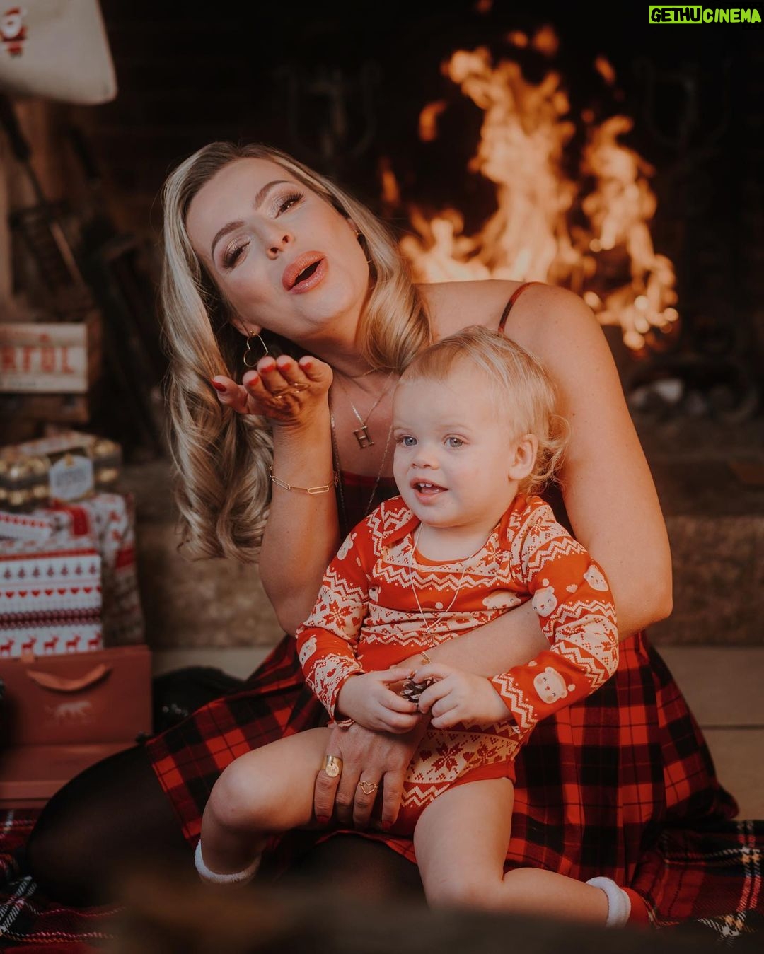 Hillary Vanderosieren Instagram - Mon bonhomme à moi 🥰 J-11 avant de fêter noël 🎄 Vous avez hâte ? Si vous n’avez pas encore trouver votre cadeau de noël n’hésitez pas à jeter un coup d’œil à notre marque de bijoux @lesfelines_ -25% code : NOEL25 ✨✨