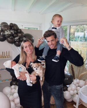 Hillary Vanderosieren Instagram - La famille Bonamy est réuni 🙏🏼🧸❤️

Je vous aimes ❤️

Merci à @popozette_event pour la décoration 🎈 
Merci @sweetarena59 pour toutes les pâtisseries 🧁