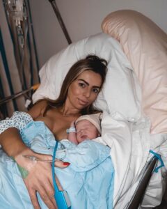 Hillary Vanderosieren Instagram - C’est avec une immense joie qu’on vous présente notre Baby Boy Bonamy 👶🏼 Que d’émotions pour l’arrivé de notre second bébé, UN AMOUR 💙 Notre fils est né le 23 Novembre 2021 à 15:12, pèse 3,700kg et mesure 52 cm. 😍 Nous sommes sur notre petit nuage ☁️ voilà 48h que j’ai accouché et le petit frère de @miloboyparis nous rempli d’amour et de bonheur. Vous connaissez notre histoire sur le prénom, ça n’a pas été facile à se mettre d’accord … la décision a été prise 1h avant la naissance 🙈 Nous vous annoncerons tout ça très vite 🥰 En attendant, je vais profiter de mon Boy avant la rencontre avec Milo et Perle. J’ai trop trop trop trop trop hâte de faire rencontrer mes 2 garçons 😍😍😍 Merci à Papa @gioboyparis de m’avoir soutenu lors de l’accouchement 🥰 💙☁️💙☁️💙☁️💙 Paris, France