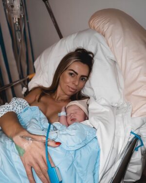 Hillary Vanderosieren Instagram - C’est avec une immense joie qu’on vous présente notre Baby Boy Bonamy 👶🏼
Que d’émotions pour l’arrivé de notre second bébé, UN AMOUR 💙

Notre fils est né le 23 Novembre 2021 à 15:12, pèse 3,700kg et mesure 52 cm. 😍

Nous sommes sur notre petit nuage ☁️ voilà 48h que j’ai accouché et le petit frère de @miloboyparis nous rempli d’amour et de bonheur.

Vous connaissez notre histoire sur le prénom, ça n’a pas été facile à se mettre d’accord … la décision a été prise 1h avant la naissance 🙈
Nous vous annoncerons tout ça très vite 🥰

En attendant, je vais profiter de mon Boy avant la rencontre avec Milo et Perle. J’ai trop trop trop trop trop hâte de faire rencontrer mes 2 garçons 😍😍😍

Merci à Papa @gioboyparis de m’avoir soutenu lors de l’accouchement 🥰

💙☁️💙☁️💙☁️💙