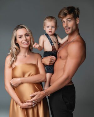 Hillary Vanderosieren Instagram - Dernière photo à 3 🥺🧸

Hâte de vous présenter la nouvelle recrue 
#OnEstPartiPourFaireUneEquipeDeFoot 😂