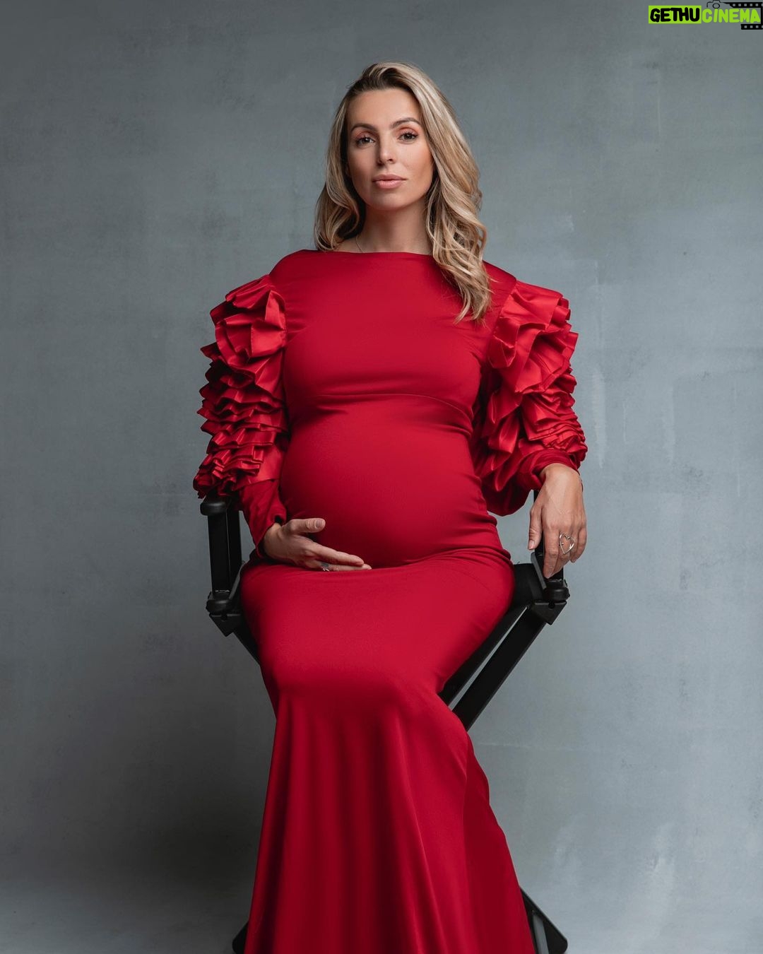 Hillary Vanderosieren Instagram - ❤️ L’air sereine, alors qu’en vrai je suis excité mais en même temps j’ai peur. Je sais ce qui m’attends.. le plus beau jour de notre vie avec la naissance de baby Milo. Une nouvelle vie a 5 arrive bientôt 🔜 Mon cadeau de la nature arrive … tic-tac 🙈🧸 📸 @youbabystudio 🥰 Dubai, United Arab Emiratesدبي