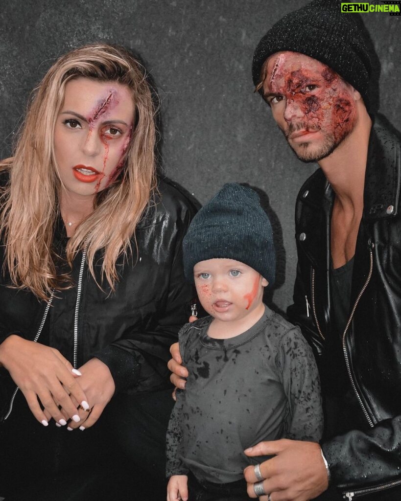 Hillary Vanderosieren Instagram - Notre famille vous souhaite un Happy & Horrifique Halloween 🎃👻 Make up By @lael.agency