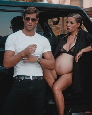 Hillary Vanderosieren Instagram - Petit shoot improvisé sous 50° devant la maison 😅🖤
Vous aimez ce genre de photo ? 
Ps : @gioboyparis était en PLS avec son jean 😂😂