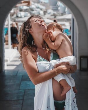 Hillary Vanderosieren Instagram - L’amour prend tout son sens ♥️🙌🏼

Hier soir on a eu très très peur, Milo s’est blessé .. la première soirée a Mykonos restera inoubliable ^^ 
Mais aujourd’hui Bébé milo va beaucoup mieux 🥳😎♥️🇬🇷