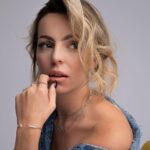Hillary Vanderosieren Instagram - Prêtes pour la Saint Valentin 💝 ? Vous êtes en couple ou célibataire ? En route pour le mois de l’amour avec @lesfelines_ 💓 Une nouvelle campagne, des nouvelles photos … 🥰 Code : Valentine -20% ❤️‍🔥 Bordeaux, France