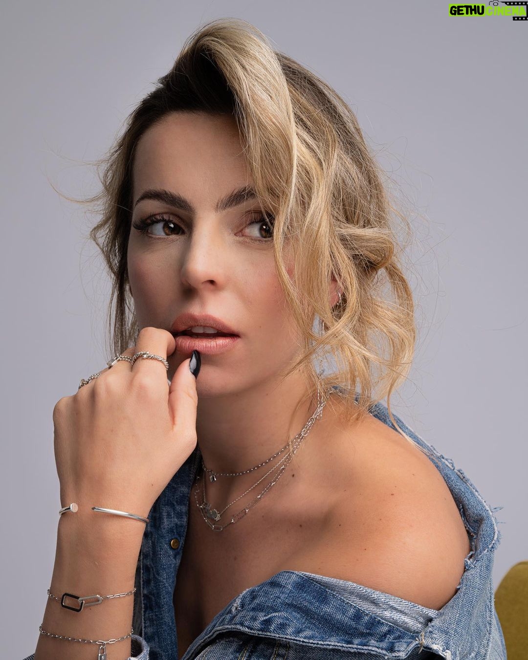 Hillary Vanderosieren Instagram - Prêtes pour la Saint Valentin 💝 ? Vous êtes en couple ou célibataire ? En route pour le mois de l’amour avec @lesfelines_ 💓 Une nouvelle campagne, des nouvelles photos … 🥰 Code : Valentine -20% ❤️🔥 Bordeaux, France