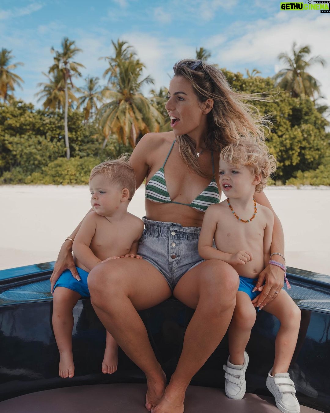 Hillary Vanderosieren Instagram - Bonne fête des mères à toutes les mamans 💝 Je suis la maman la plus comblée, merci mes garçons je vie un rêve avec vous 💙 Je suis si fière de vous… 🫶🏼 📸 @ayadamaldivesresort 🌊 #collaborationnonremunere