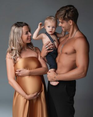 Hillary Vanderosieren Instagram - Dernière photo à 3 🥺🧸

Hâte de vous présenter la nouvelle recrue 
#OnEstPartiPourFaireUneEquipeDeFoot 😂
