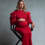 Hillary Vanderosieren Instagram - ❤️ L’air sereine, alors qu’en vrai je suis excité mais en même temps j’ai peur. Je sais ce qui m’attends.. le plus beau jour de notre vie avec la naissance de baby Milo. Une nouvelle vie a 5 arrive bientôt 🔜 Mon cadeau de la nature arrive … tic-tac 🙈🧸 📸 @youbabystudio 🥰 Dubai, United Arab Emiratesدبي
