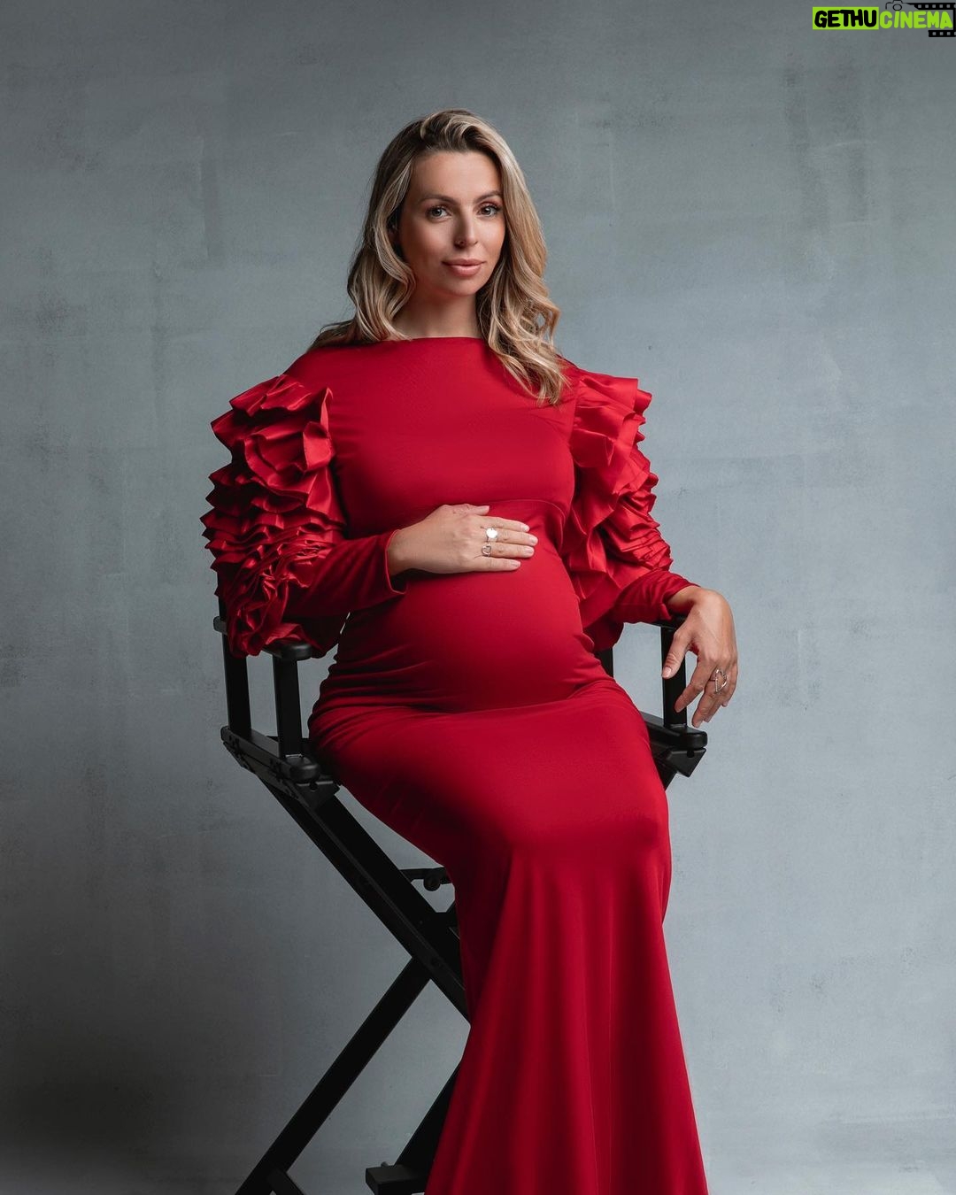 Hillary Vanderosieren Instagram - ❤️ L’air sereine, alors qu’en vrai je suis excité mais en même temps j’ai peur. Je sais ce qui m’attends.. le plus beau jour de notre vie avec la naissance de baby Milo. Une nouvelle vie a 5 arrive bientôt 🔜 Mon cadeau de la nature arrive … tic-tac 🙈🧸 📸 @youbabystudio 🥰 Dubai, United Arab Emiratesدبي