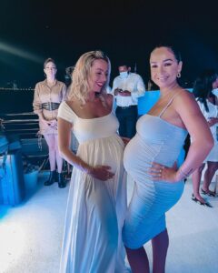 Hillary Vanderosieren Instagram - Quand tes potes achètent un Yatch pour en faire un Club qui s’appelle le @billionaireyachtdxb 🥳 Bravo @jazztvshow bravo @iam_billionaire 😍😍😍 Trop fière de vous, cette soirée etait vraiment top 🤩 D’ailleurs, l’opening c’est aujourd’hui !!!!!!! Le @billionaireyachtdxb ouvre ses portes !!!!! 🥳 Let’s Party !!!!! Dubai, United Arab Emiratesدبي