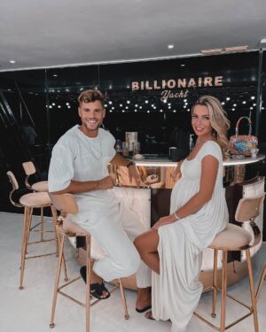 Hillary Vanderosieren Instagram - Quand tes potes achètent un Yatch pour en faire un Club qui s’appelle le @billionaireyachtdxb 🥳 Bravo @jazztvshow bravo @iam_billionaire 😍😍😍
Trop fière de vous, cette soirée etait vraiment top 🤩
D’ailleurs, l’opening c’est aujourd’hui !!!!!!! 
Le @billionaireyachtdxb ouvre ses portes !!!!! 🥳
Let’s Party !!!!!