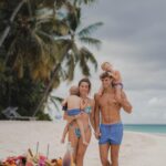 Hillary Vanderosieren Instagram - Une famille heureuse 🫶🏼 Notre rêve s’est réalisé, des vacances de rêve aux Maldives ❤️ On ajoute une petite sœur à cette famille ? 😛 #collaborationnonremunere Ayada Maldives