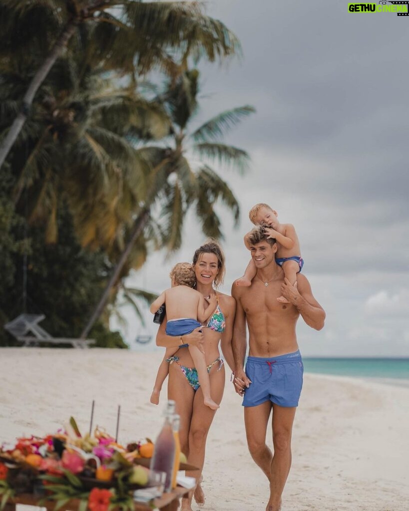 Hillary Vanderosieren Instagram - Une famille heureuse 🫶🏼 Notre rêve s’est réalisé, des vacances de rêve aux Maldives ❤ On ajoute une petite sœur à cette famille ? 😛 #collaborationnonremunere Ayada Maldives