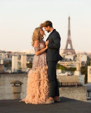 Hillary Vanderosieren Instagram - I SAID YES 💍 

Nous sommes heureux de vous annoncer que nous connaissons la date de notre mariage 💒 🥰
Nous nous sommes fiancés il y a 2 ans maintenant, il est temps pour nous de passer le cap et de passer au mariage. 👰‍♀️🤵‍♂️

Nous allons nous marier en Juin 2022 ❤️💍

Tellement heureuse de vous l’annoncer et tellement heureuse de pouvoir être la femme de Giovanni Bonamy ❤️

Soon … Mme Bonamy ❤️

📸 By @visualisation_
👗 By @parismagicaldress