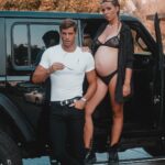 Hillary Vanderosieren Instagram - Petit shoot improvisé sous 50° devant la maison 😅🖤 Vous aimez ce genre de photo ? Ps : @gioboyparis était en PLS avec son jean 😂😂 Dubai, United Arab Emiratesدبي