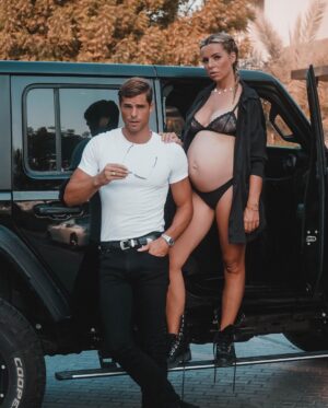 Hillary Vanderosieren Instagram - Petit shoot improvisé sous 50° devant la maison 😅🖤
Vous aimez ce genre de photo ? 
Ps : @gioboyparis était en PLS avec son jean 😂😂
