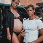Hillary Vanderosieren Instagram - Petit shoot improvisé sous 50° devant la maison 😅🖤 Vous aimez ce genre de photo ? Ps : @gioboyparis était en PLS avec son jean 😂😂 Dubai, United Arab Emiratesدبي