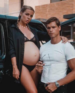 Hillary Vanderosieren Instagram - Petit shoot improvisé sous 50° devant la maison 😅🖤
Vous aimez ce genre de photo ? 
Ps : @gioboyparis était en PLS avec son jean 😂😂