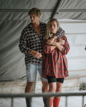 Hillary Vanderosieren Instagram - La JLC a la ferme 😍🐷🐰🐹🐔🐥🐴

Tellement de souvenir la JLC SAISON 4 .. retour aux sources, vraiment la vraie vie. 
On a passé des moments inoubliables, tant de rire, de joie, de bonheur, d’émotion, d’amour, de pleur ... une vraie famille quoi ❤️

I LOVE YOU LA JLC ❤️