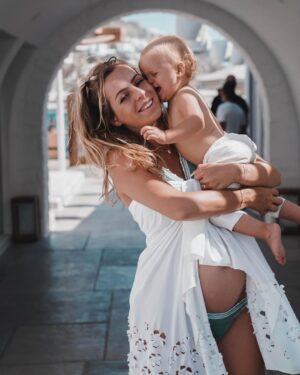 Hillary Vanderosieren Instagram - L’amour prend tout son sens ♥️🙌🏼

Hier soir on a eu très très peur, Milo s’est blessé .. la première soirée a Mykonos restera inoubliable ^^ 
Mais aujourd’hui Bébé milo va beaucoup mieux 🥳😎♥️🇬🇷