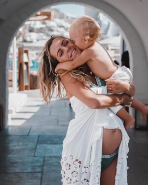 Hillary Vanderosieren Instagram - L’amour prend tout son sens ♥️🙌🏼

Hier soir on a eu très très peur, Milo s’est blessé .. la première soirée a Mykonos restera inoubliable ^^ 
Mais aujourd’hui Bébé milo va beaucoup mieux 🥳😎♥️🇬🇷