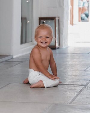 Hillary Vanderosieren Instagram - L’amour prend tout son sens ♥️🙌🏼

Hier soir on a eu très très peur, Milo s’est blessé .. la première soirée a Mykonos restera inoubliable ^^ 
Mais aujourd’hui Bébé milo va beaucoup mieux 🥳😎♥️🇬🇷