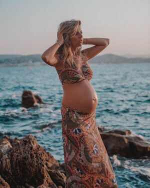 Hillary Vanderosieren Instagram - Mon baby boy grandit dans le ventre de maman. 🤰
Mais nous ne savons toujours pas le prénom.. 
qu’est ce qui pourrait suivre avec Milo ? Et qui est italien/latin ? 🇮🇹