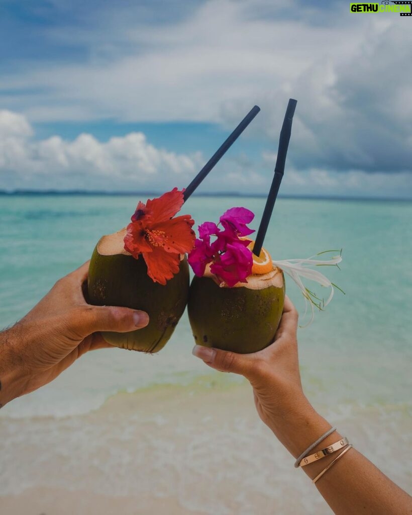 Hillary Vanderosieren Instagram - Cheers to life #Maldives 🥥🌴 #partenariatnonrémunéré