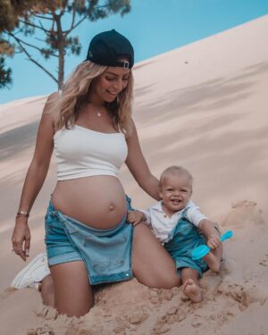Hillary Vanderosieren Instagram - Avec mes 2 garçons 💙💙

Un dans le bidou et un pirate 🏴‍☠️