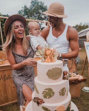 Hillary Vanderosieren Instagram - Happy Birthday l’amour de ma vie ♥️
1 an 🎂🎁

Je t’aime plus que tout au monde, tu es notre bonheur au quotidien.

I love you baby boy ♥️

Merci à @eventsbylaura pour toute cette décoration incroyable 😻